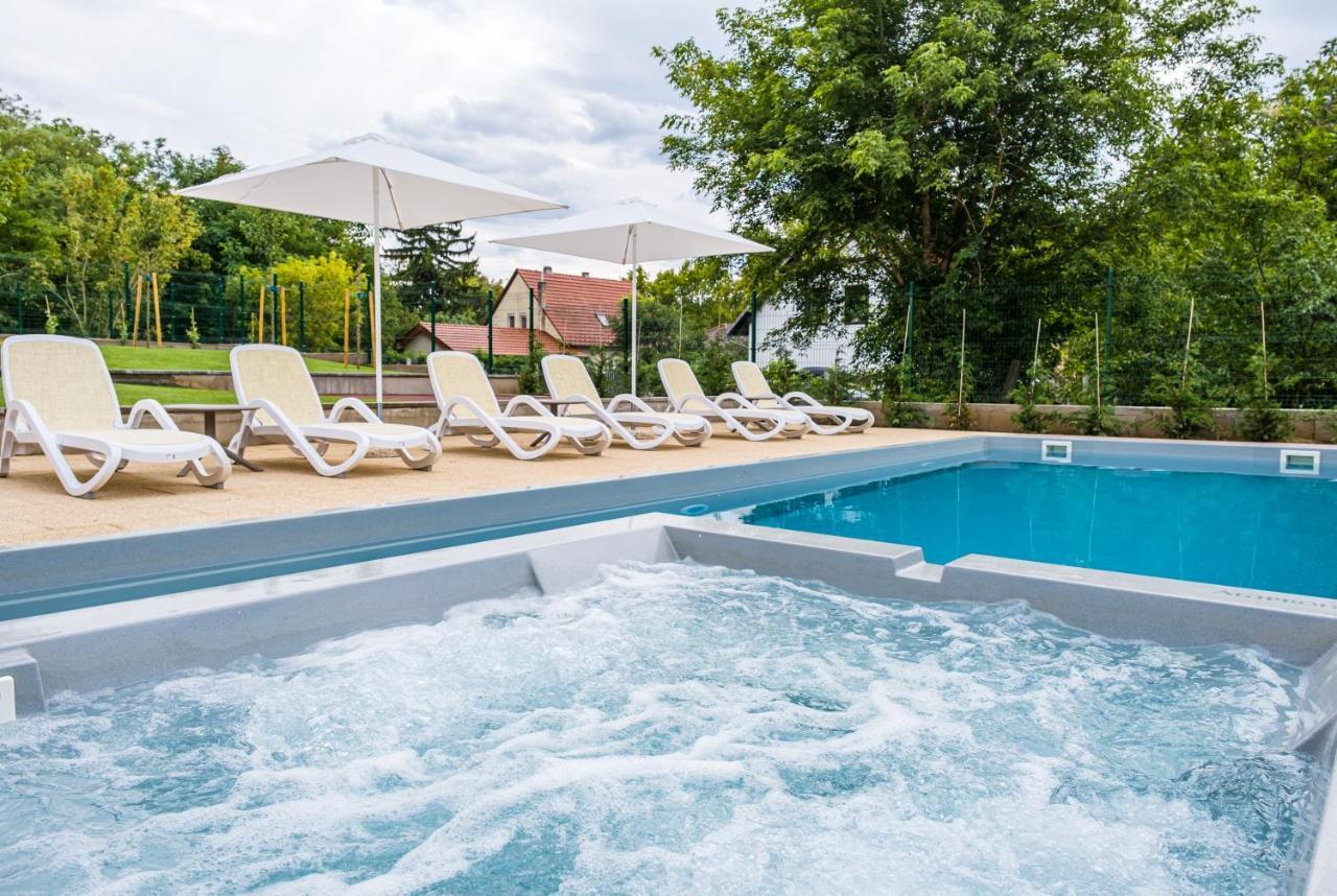 Kistuecsoek Food & Room Balatonszárszó Eksteriør billede