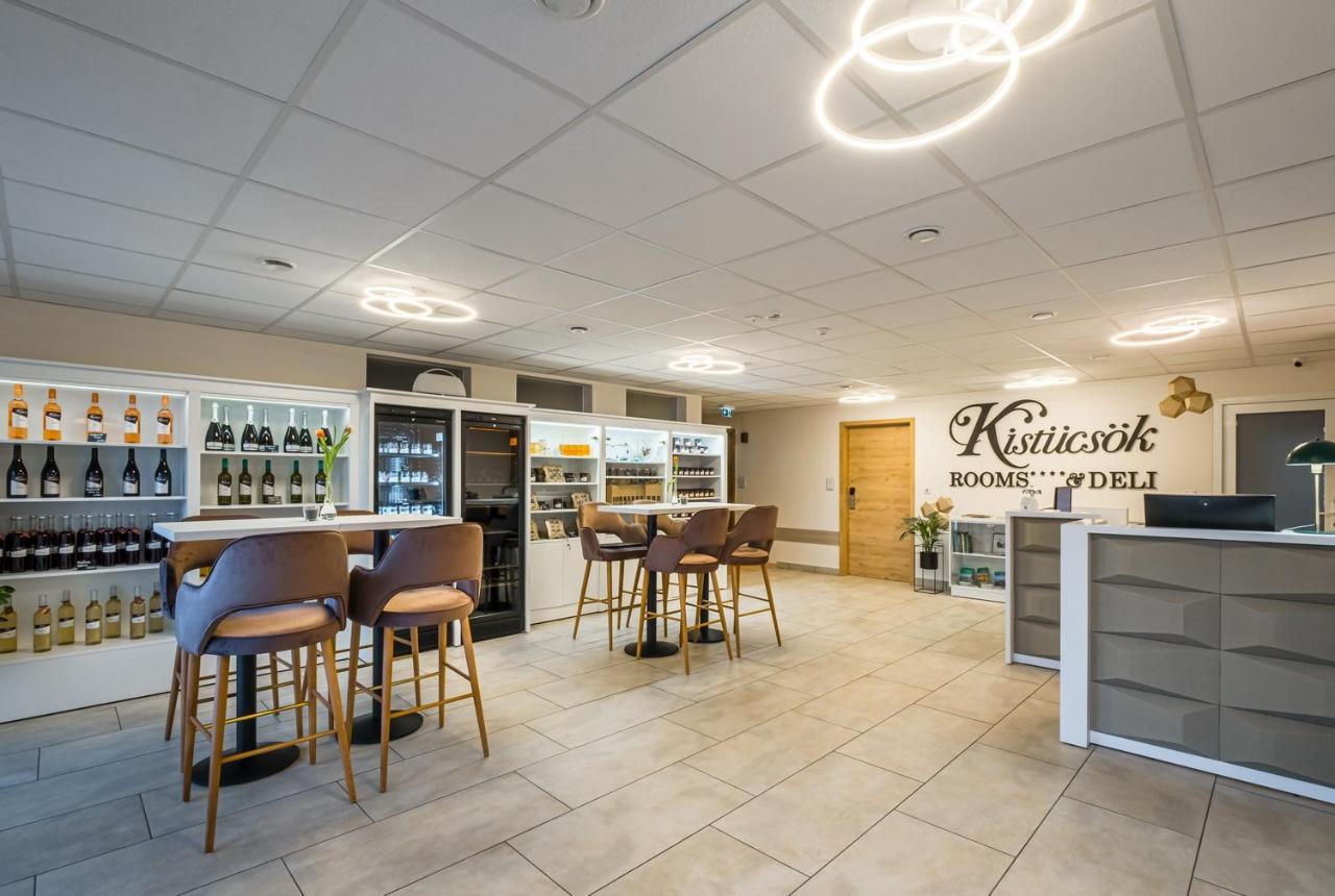 Kistuecsoek Food & Room Balatonszárszó Eksteriør billede