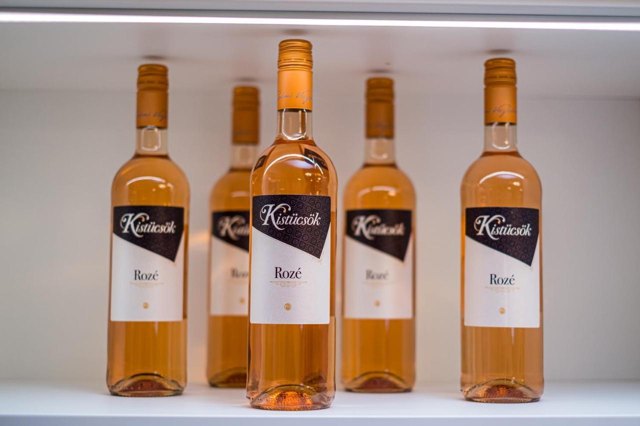 Kistuecsoek Food & Room Balatonszárszó Eksteriør billede